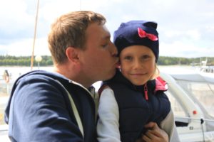 dad kissing daughter